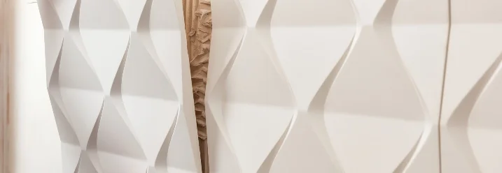 Person bringt 3D-Wandpaneel an